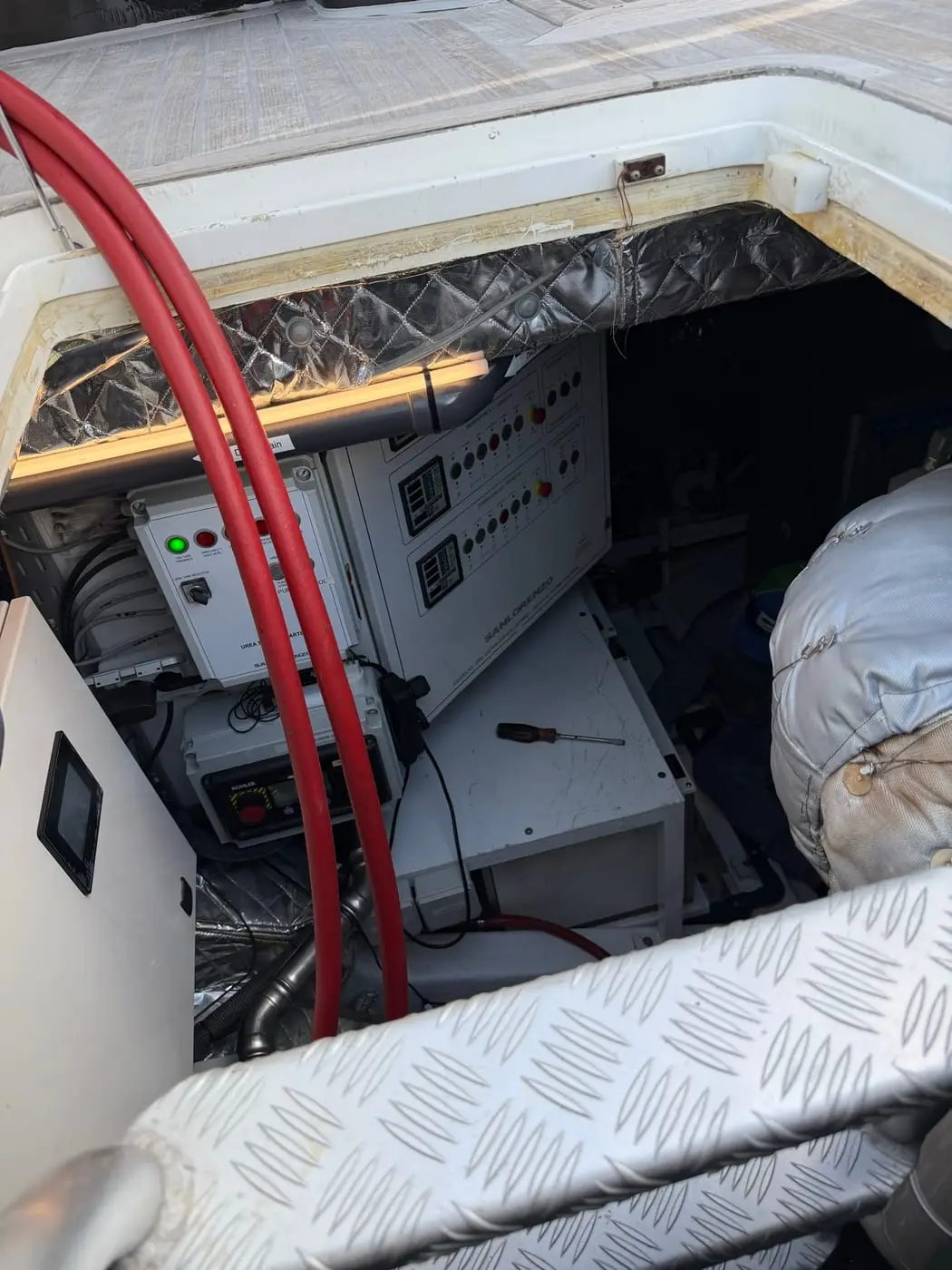 Air-conditioning compartment with new wiring during an installation